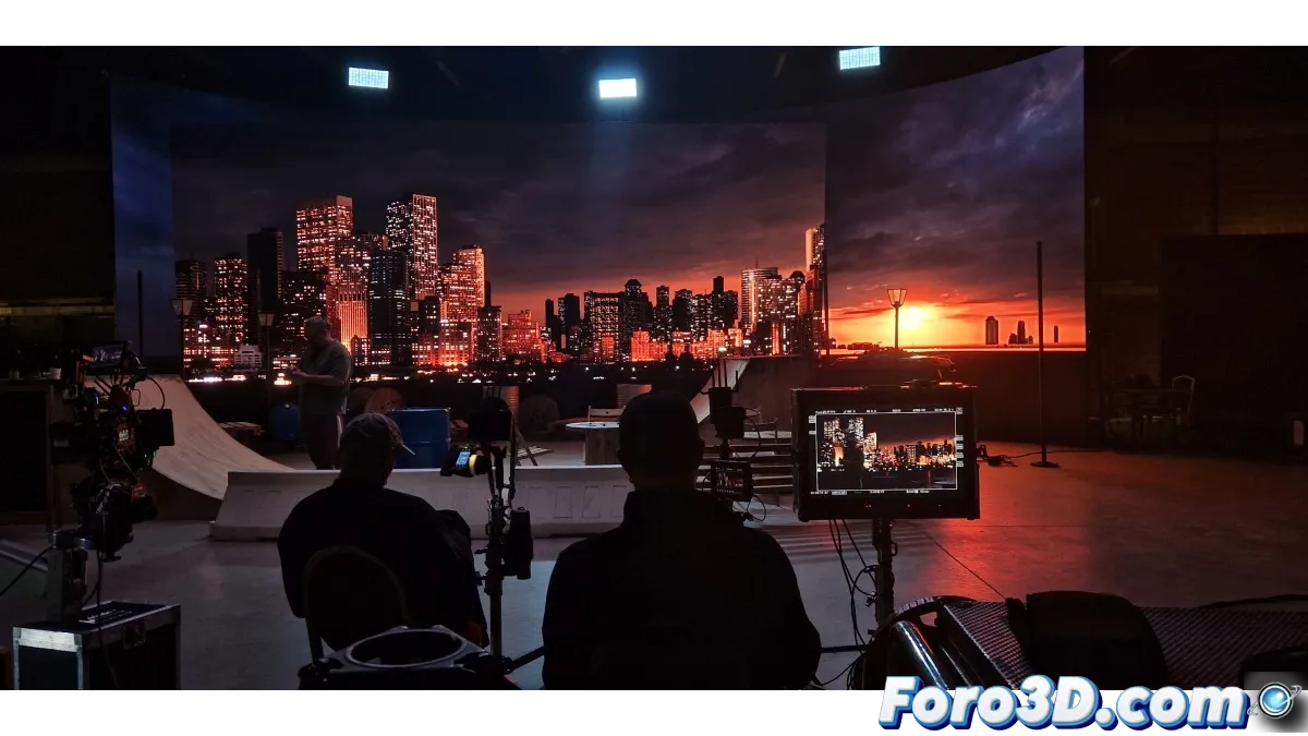 Estudio de filmación virtual con pantallas LED mostrando entorno 3D futurista, equipo técnico trabajando con interfaz holográfica de Chaos Arena.