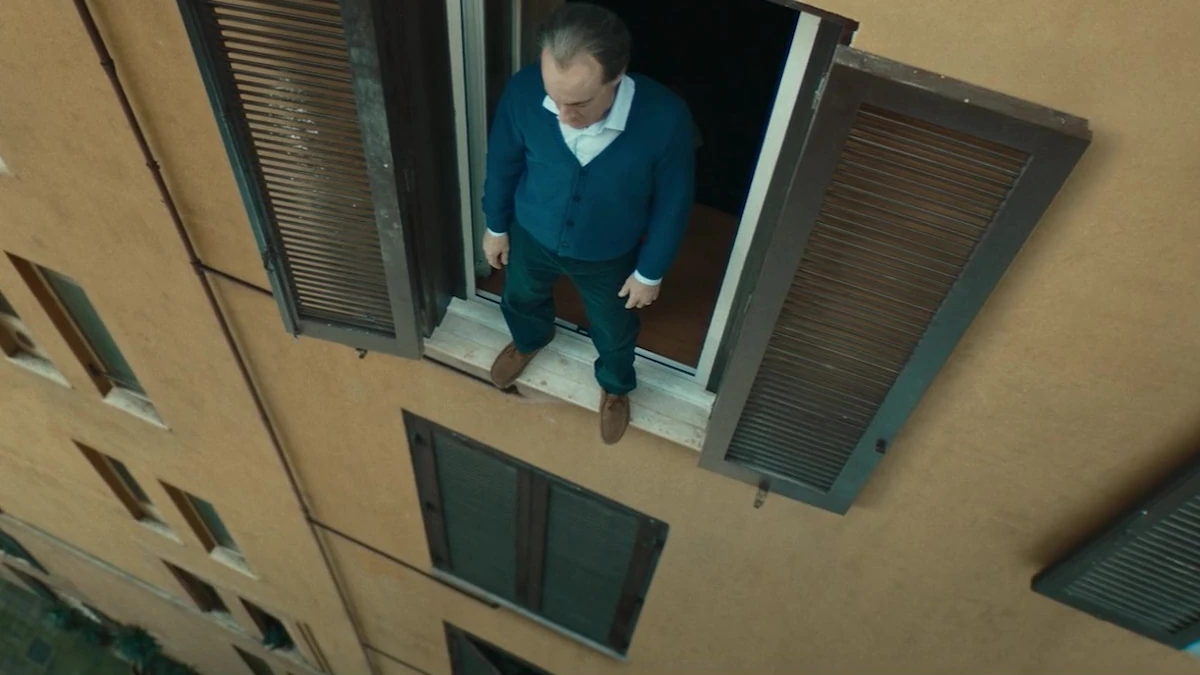 Fachada de un cine con proyector digital, representando los efectos visuales ocultos que mejoran las películas sin ser notados.