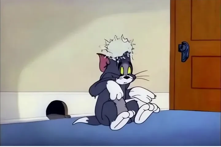 Gato y ratón animados generados por inteligencia artificial en un entorno de oficina moderna, mostrando persecuciones cómicas.