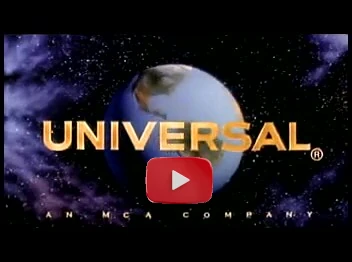 Primer plano de un mosquito en ámbar bajo luz de microscopio, con mineros trabajando al fondo en una mina oscura, recreando la icónica escena del teaser original de Jurassic Park.