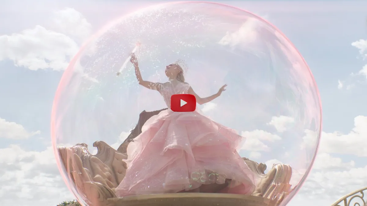 Un mundo encantado de Oz con criaturas mágicas, luces brillantes y efectos visuales impresionantes que fusionan CGI y escenarios reales en Wicked Part One.